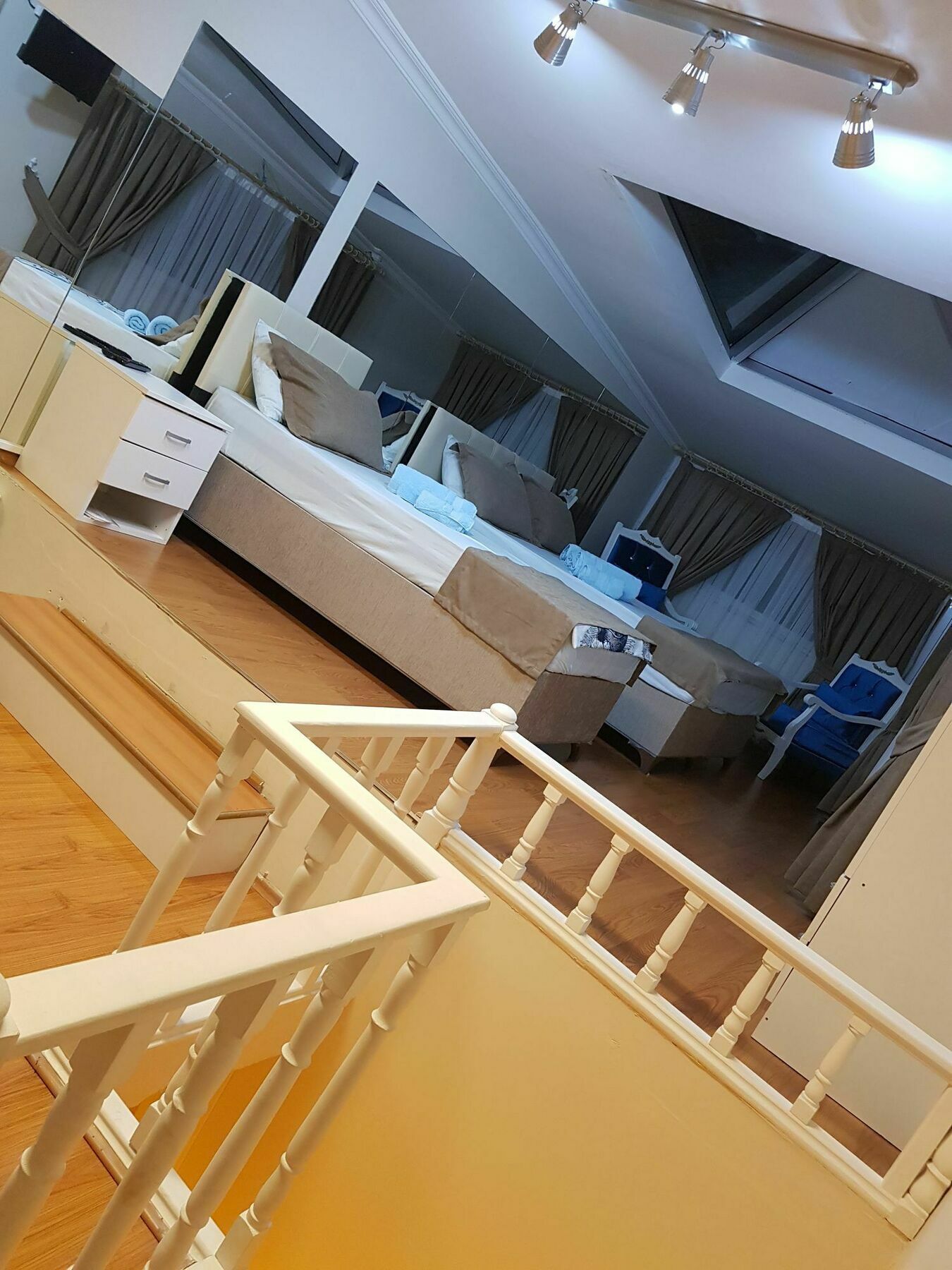 Bed & Breakfast Blue *