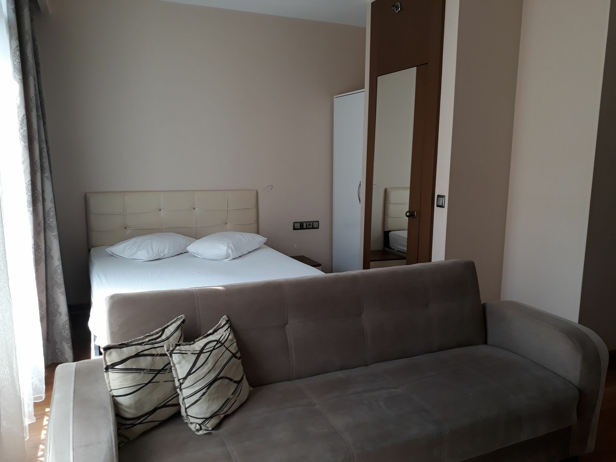Apartment Elits Suits