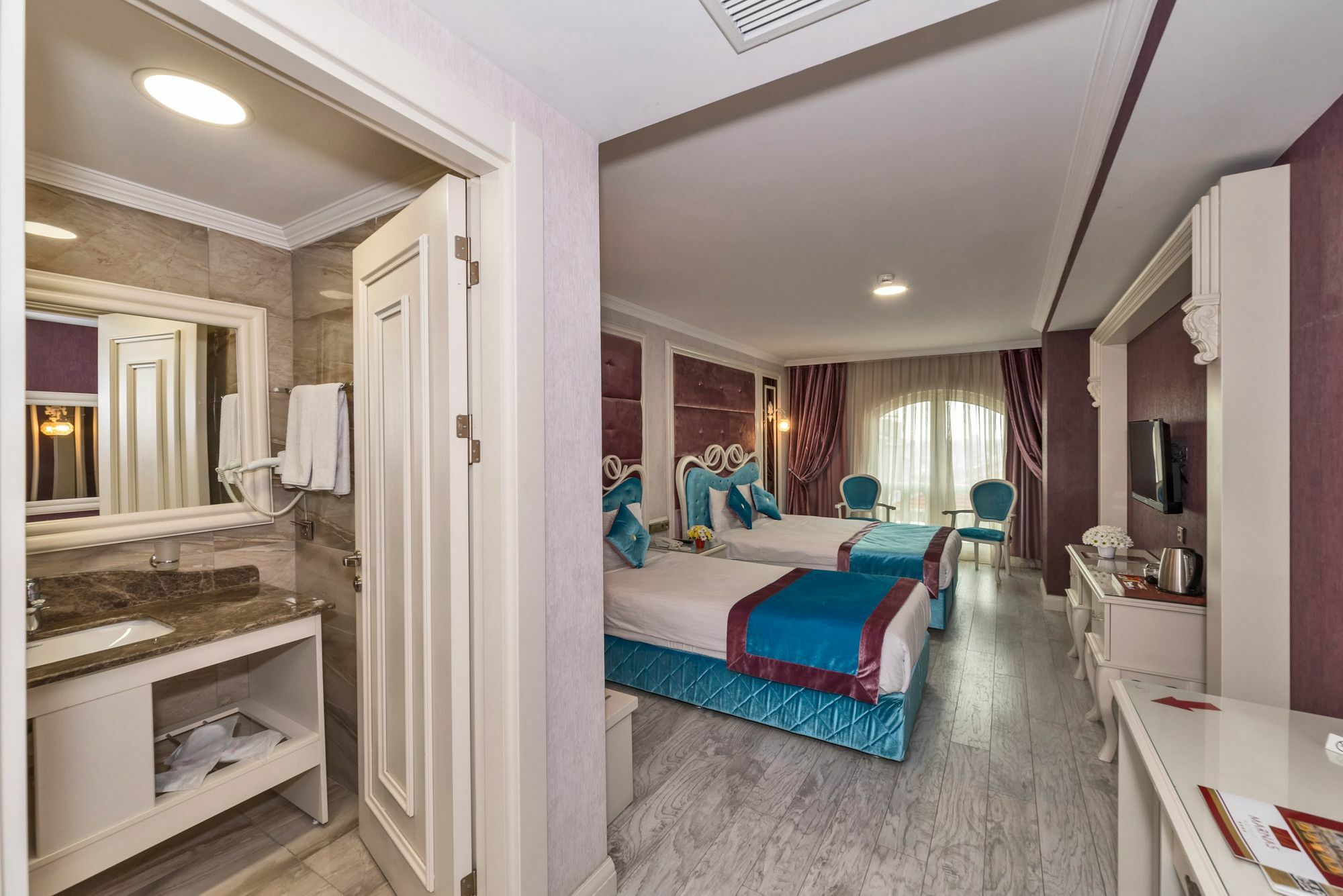 Marnas Hotel 4*