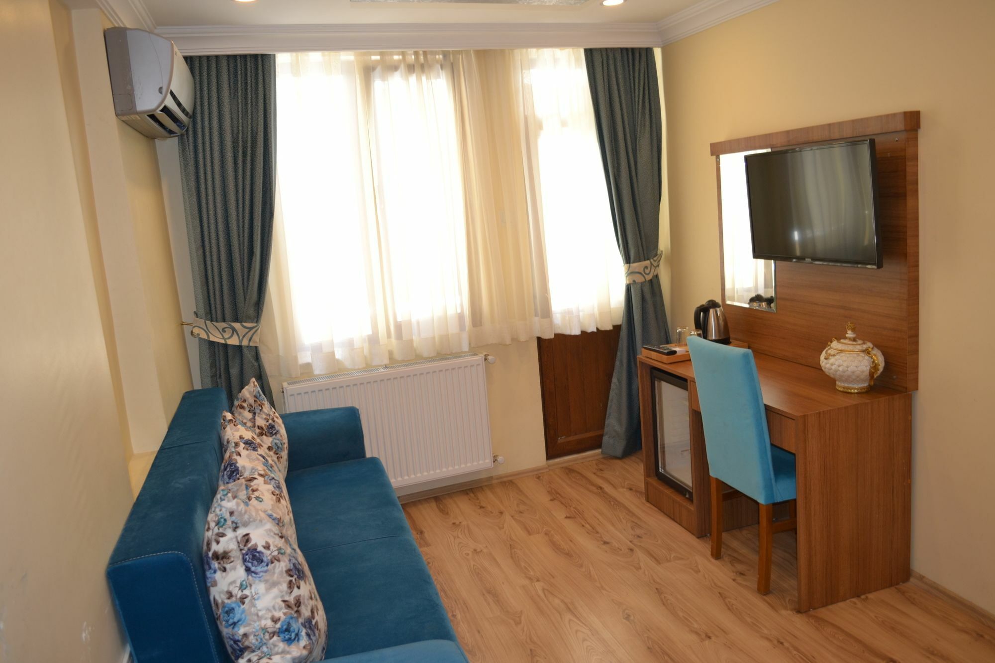 Riverland & Hotel 3*