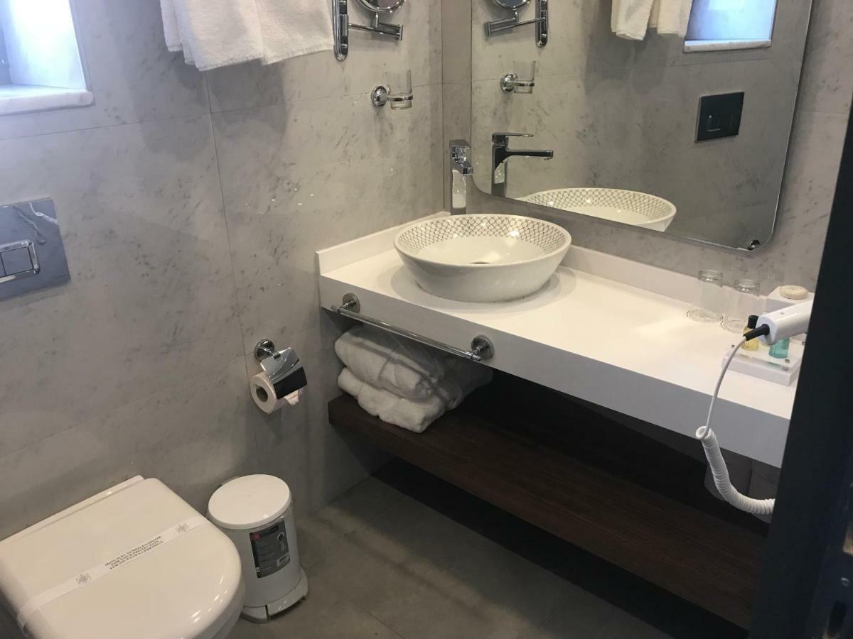 Hotel Old Port 2*