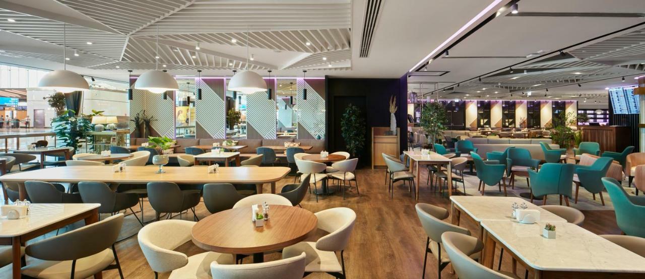 Yotel Airport, Entrance