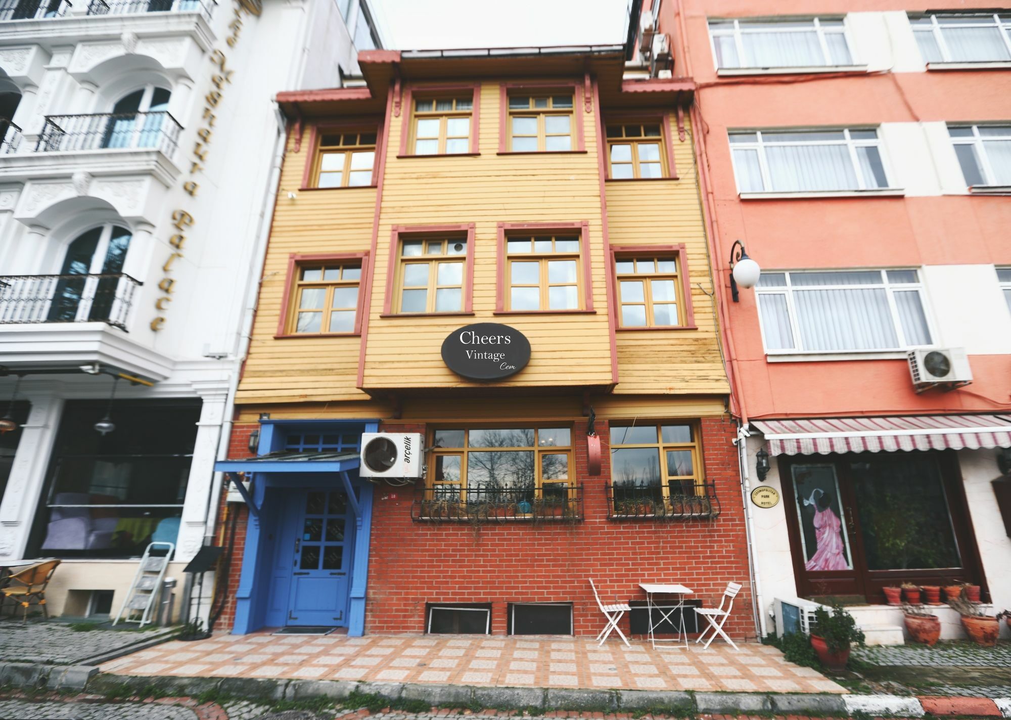 Cheers Vintage Albergue *