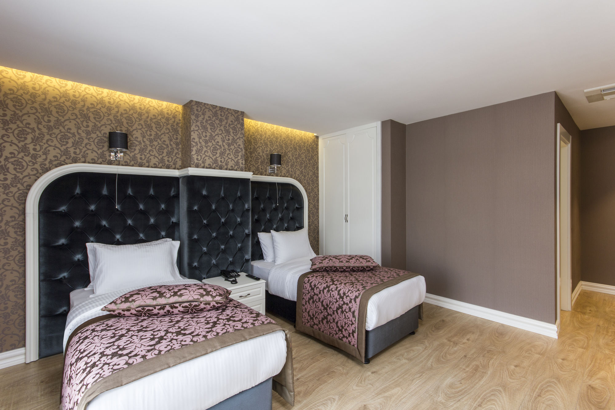 Hotel Dencity & 4*
