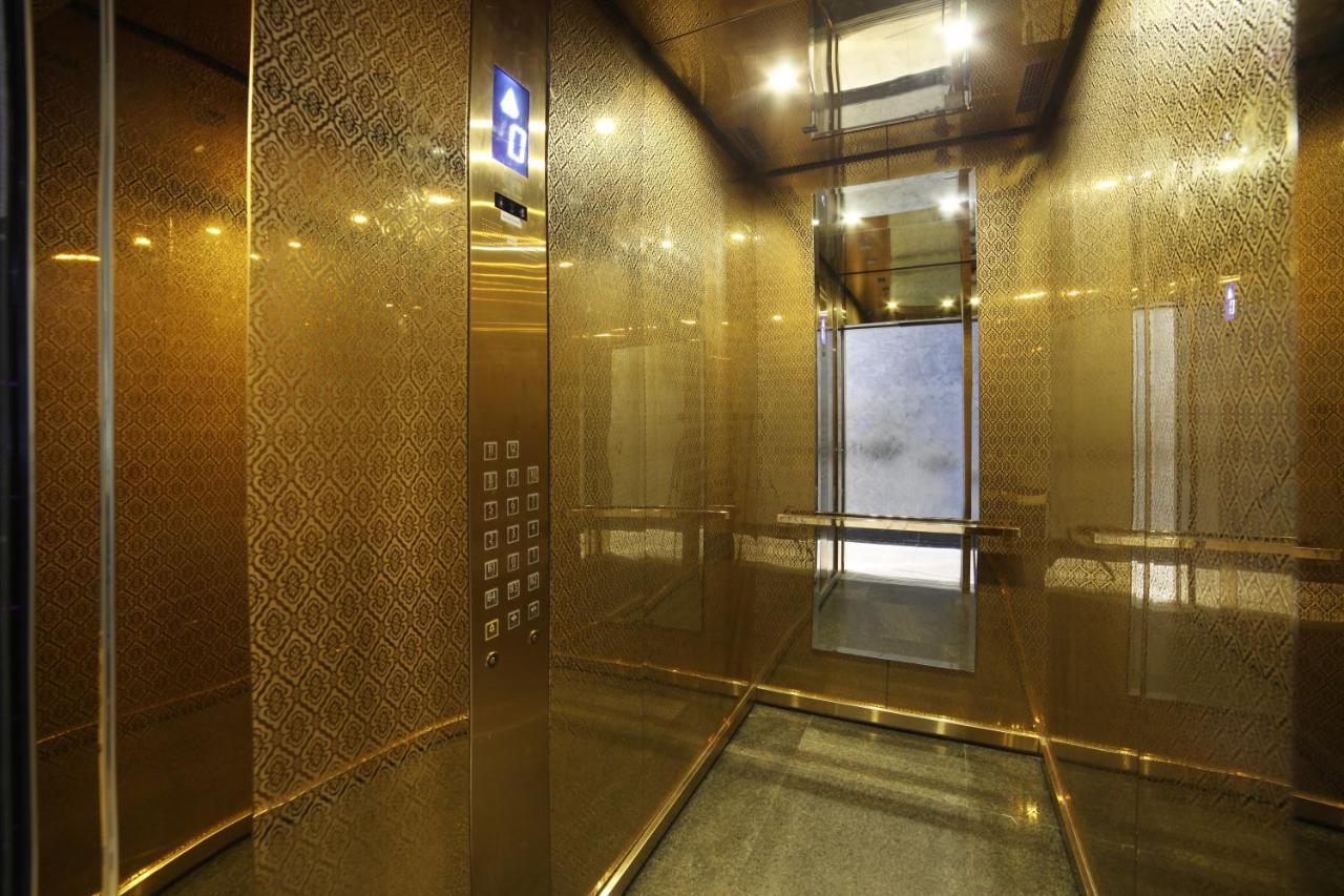 Otel White Monarch