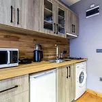 Sleek Studio Flat Close To Kennedy Avenue In Fatih