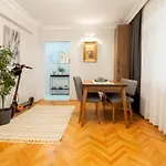 Charming Bagdat Avenue Hideaway, Near Marina