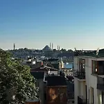 2Br, 2Ba 3Rd Floor Of Historical Building, Galata