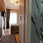 Hotel Broken Column