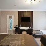 Hotel Broken Column