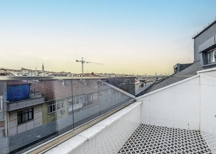 Centrally Located Flat With Balcony In Uskudar