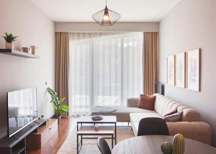 Modern Apt With City Views - Central Location