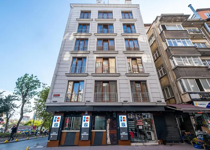 Lavin Hotel & Suites