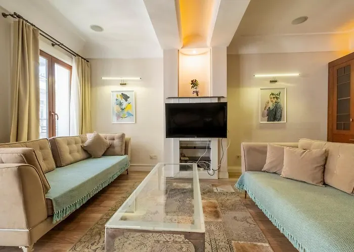 Super Central 3-Bedroom Apartment