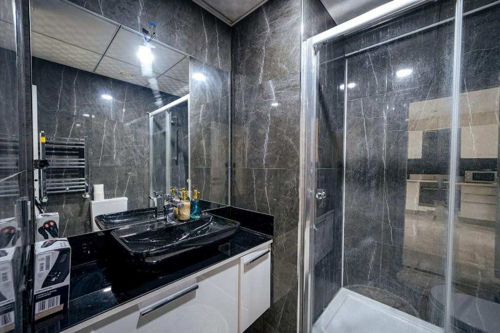 Apartment Allure Towers 77 *