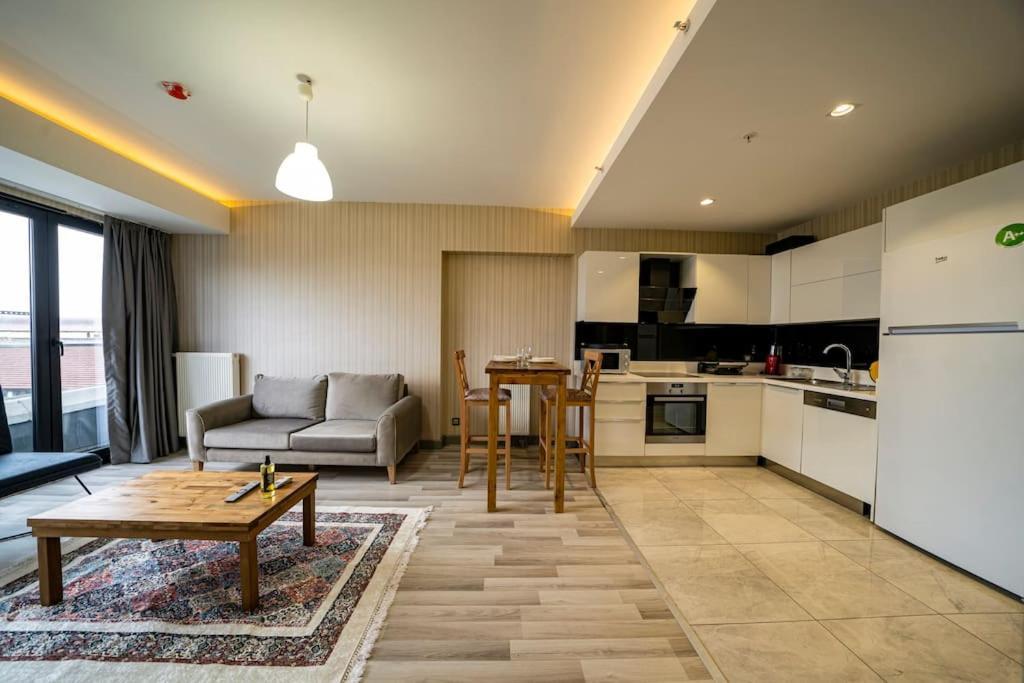 Apartment Allure Towers 77