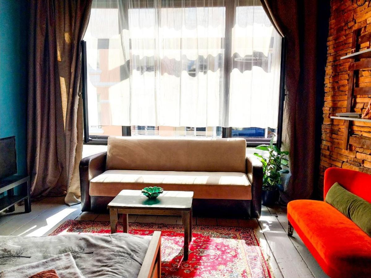 Perfect Location 3 Bedroom 1 Lr Cozy *