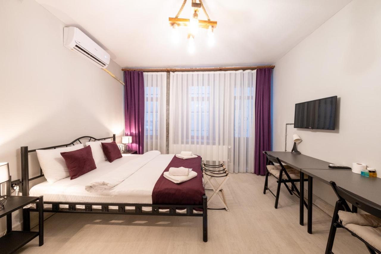 Hotel Frame & Suites