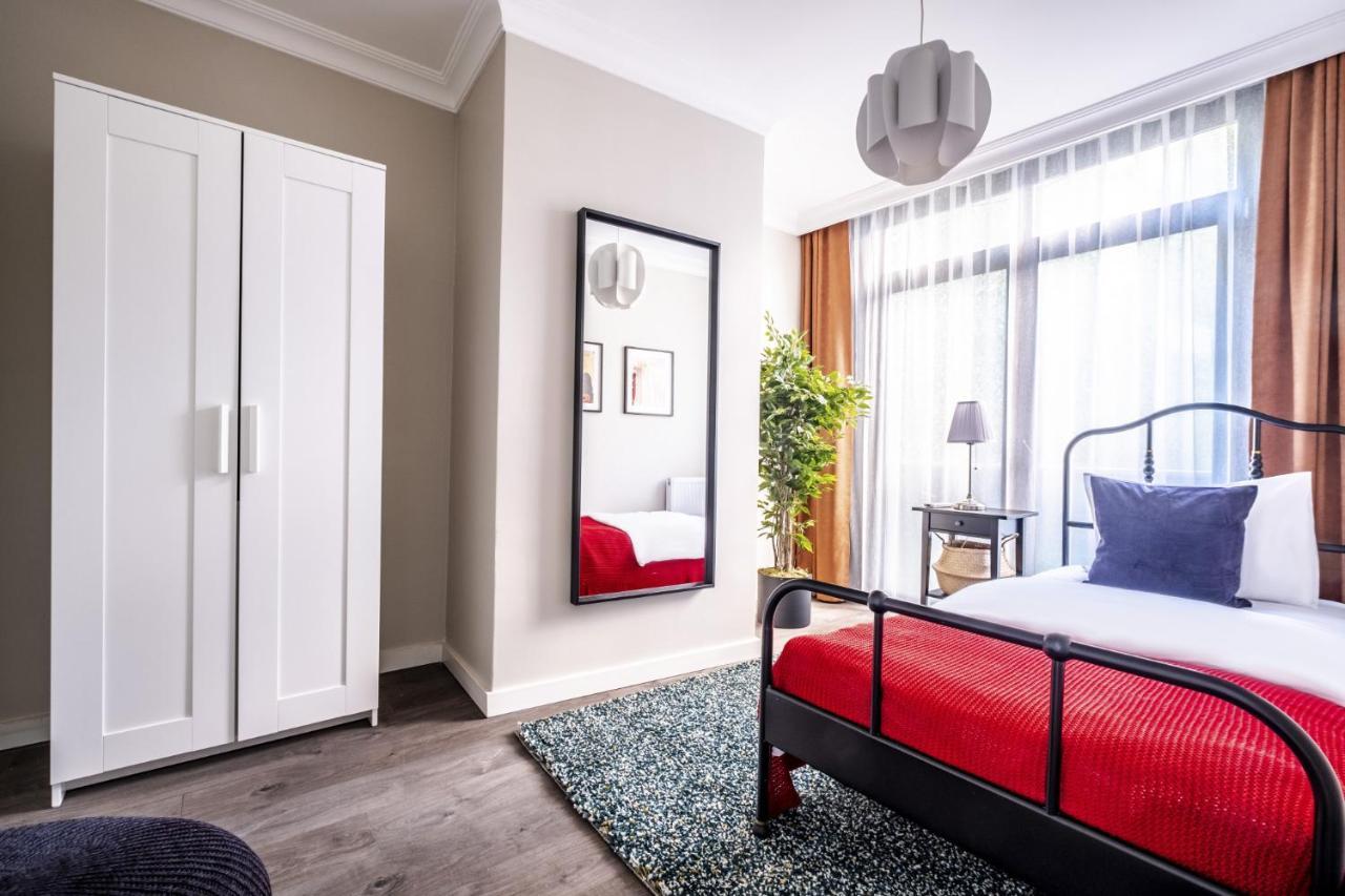 Apartment Flat With Sleek Interior In Sisli *