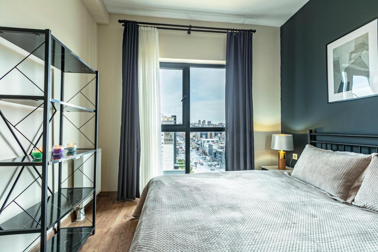 Lux Furnished Modern *