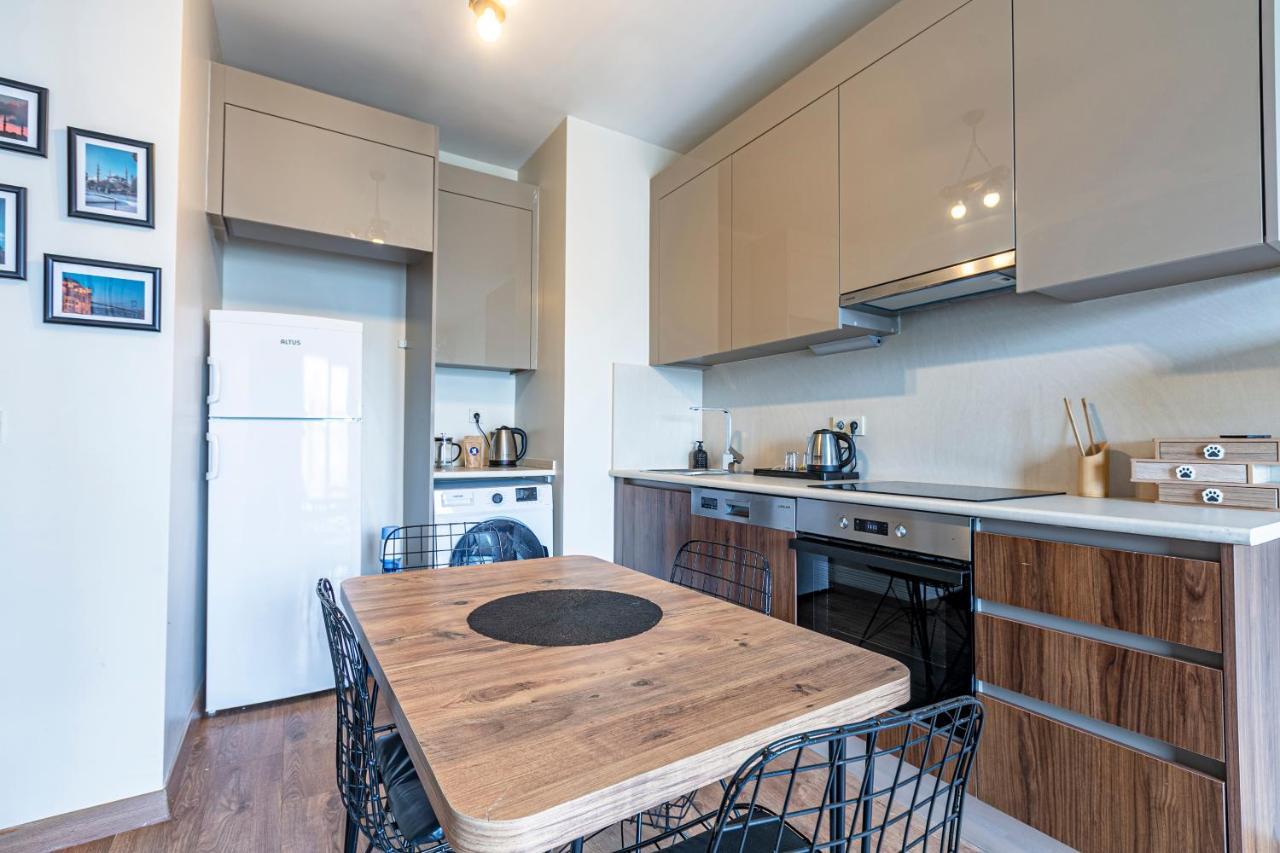 Lux Furnished Modern Apartment *