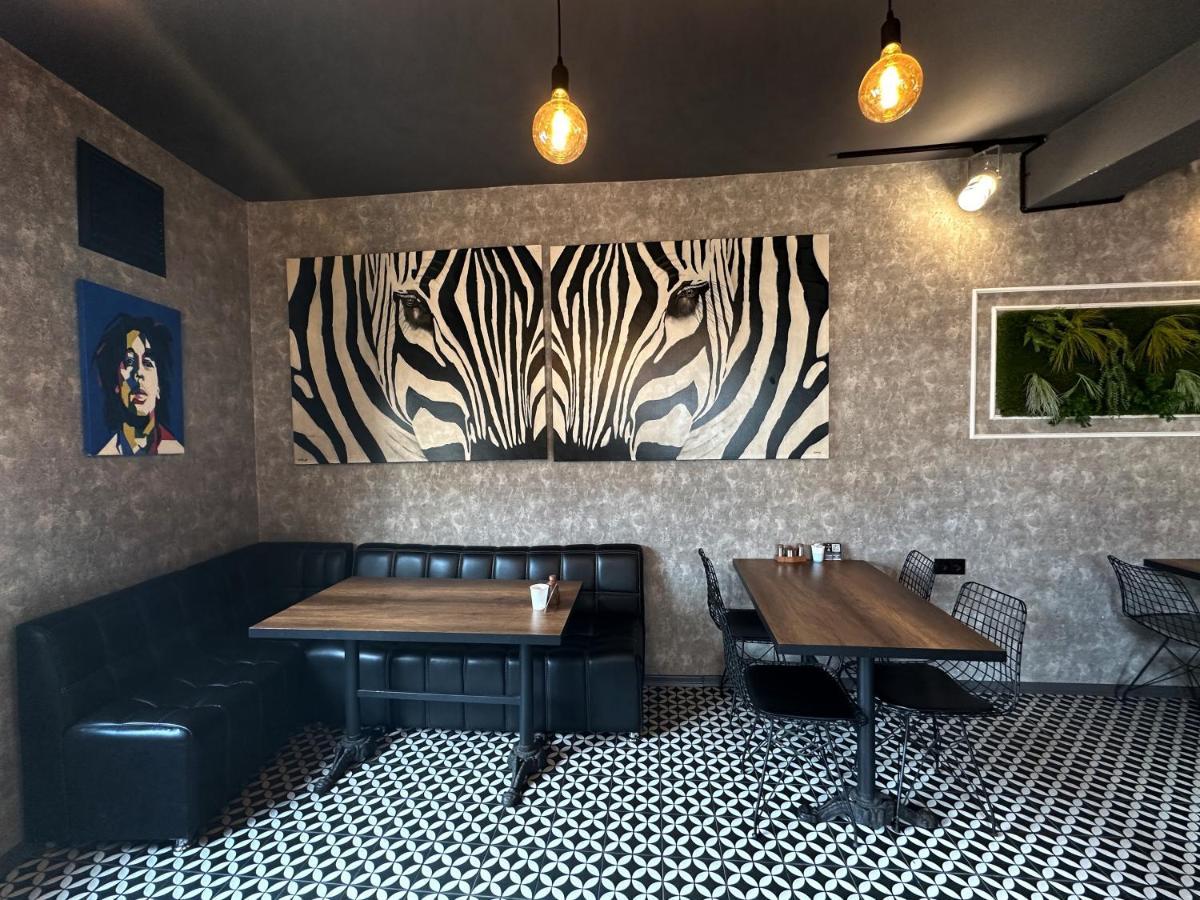 Black Art Hotel *