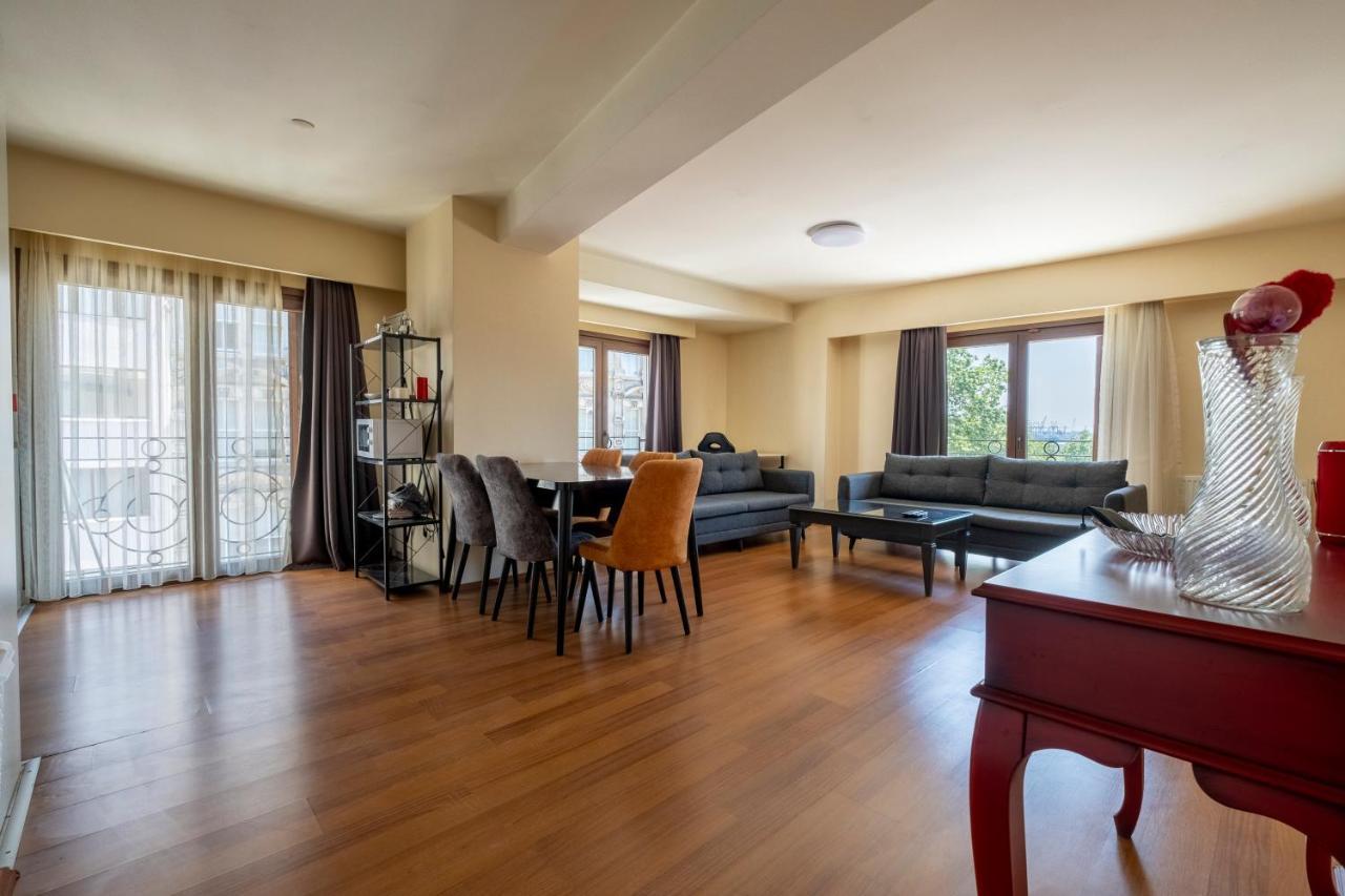 One Bedroom With Sea View Apartment