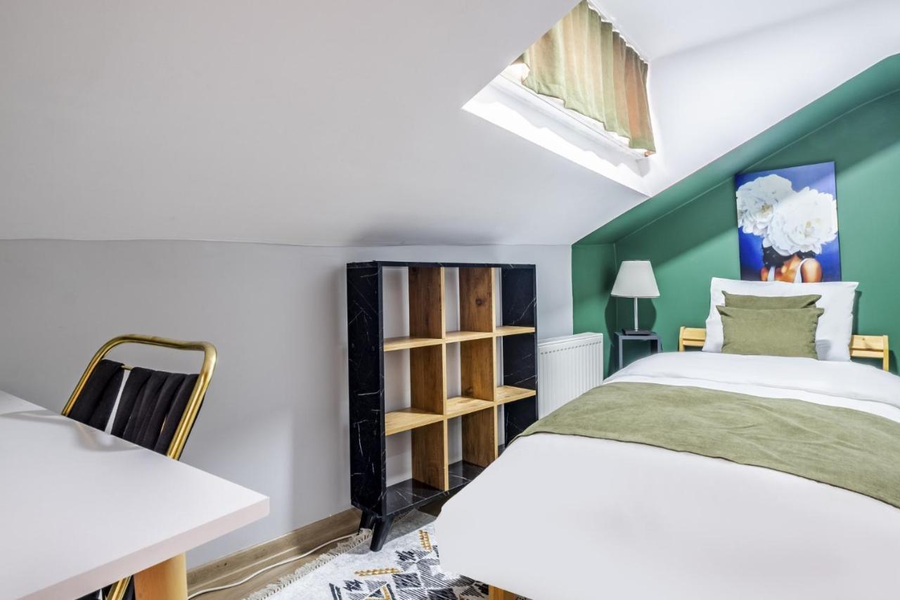 Apartment Centrally Located Flat With Balcony In Uskudar *
