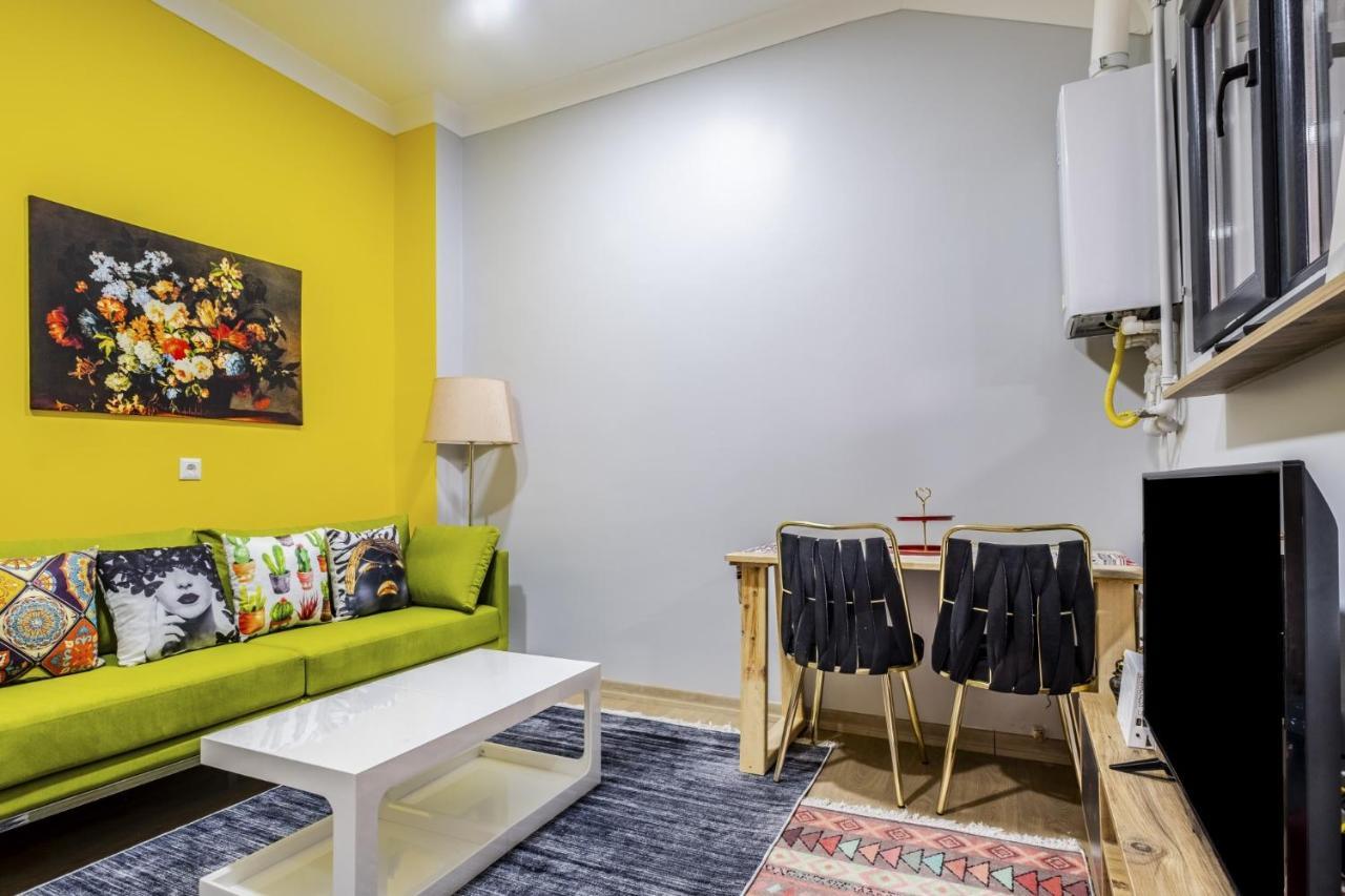 Apartment Centrally Located Flat With Balcony In Uskudar *