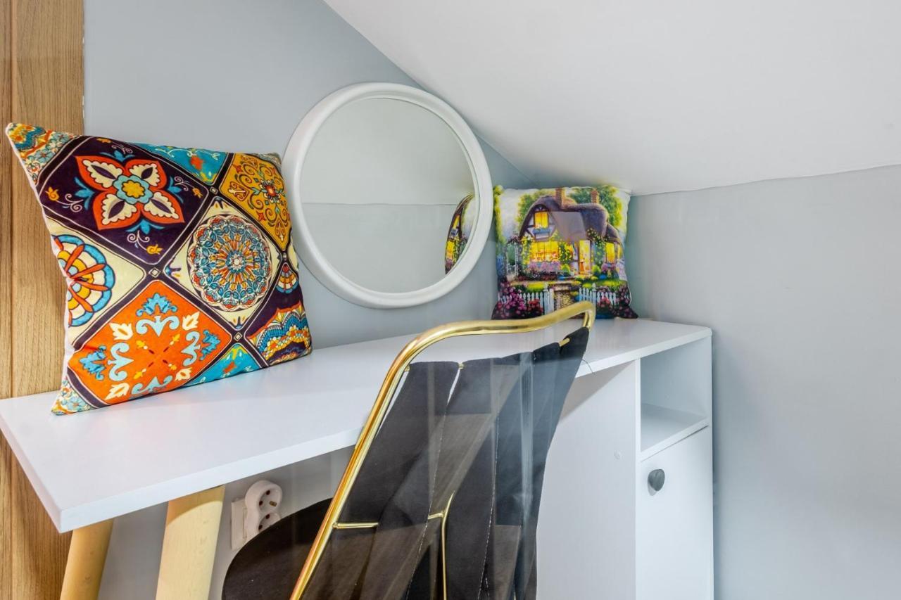 Centrally Located Flat With Balcony In Uskudar Istanbul