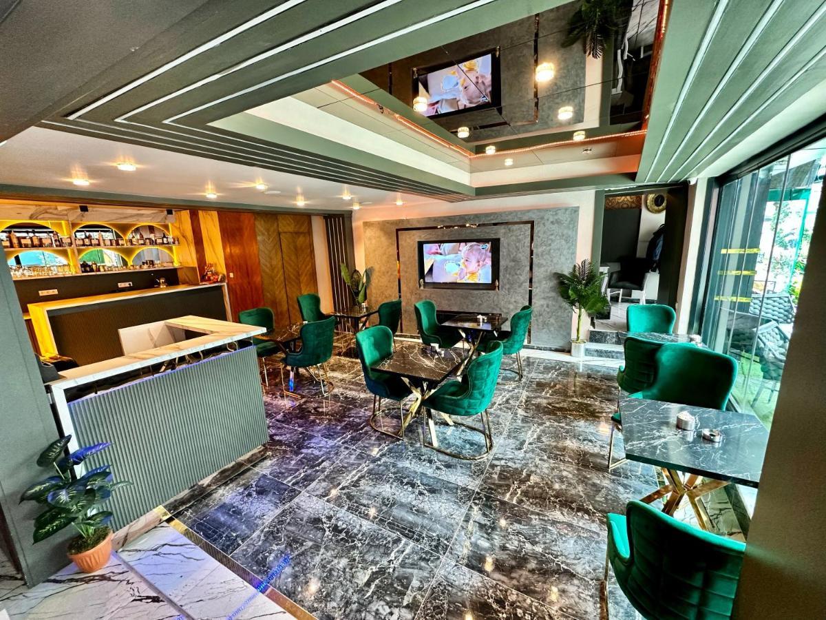 Hotel Crowned 2*