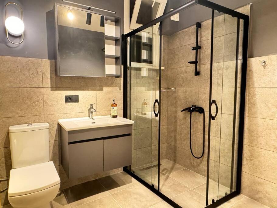Superior At Center Apartment *