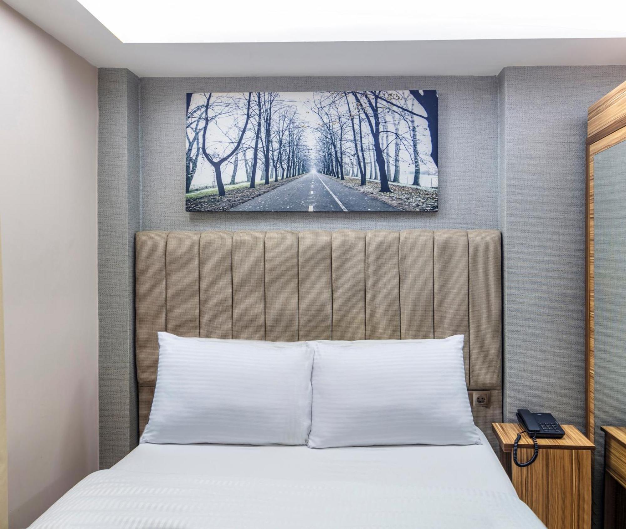 Hotel Dem Airport 4*