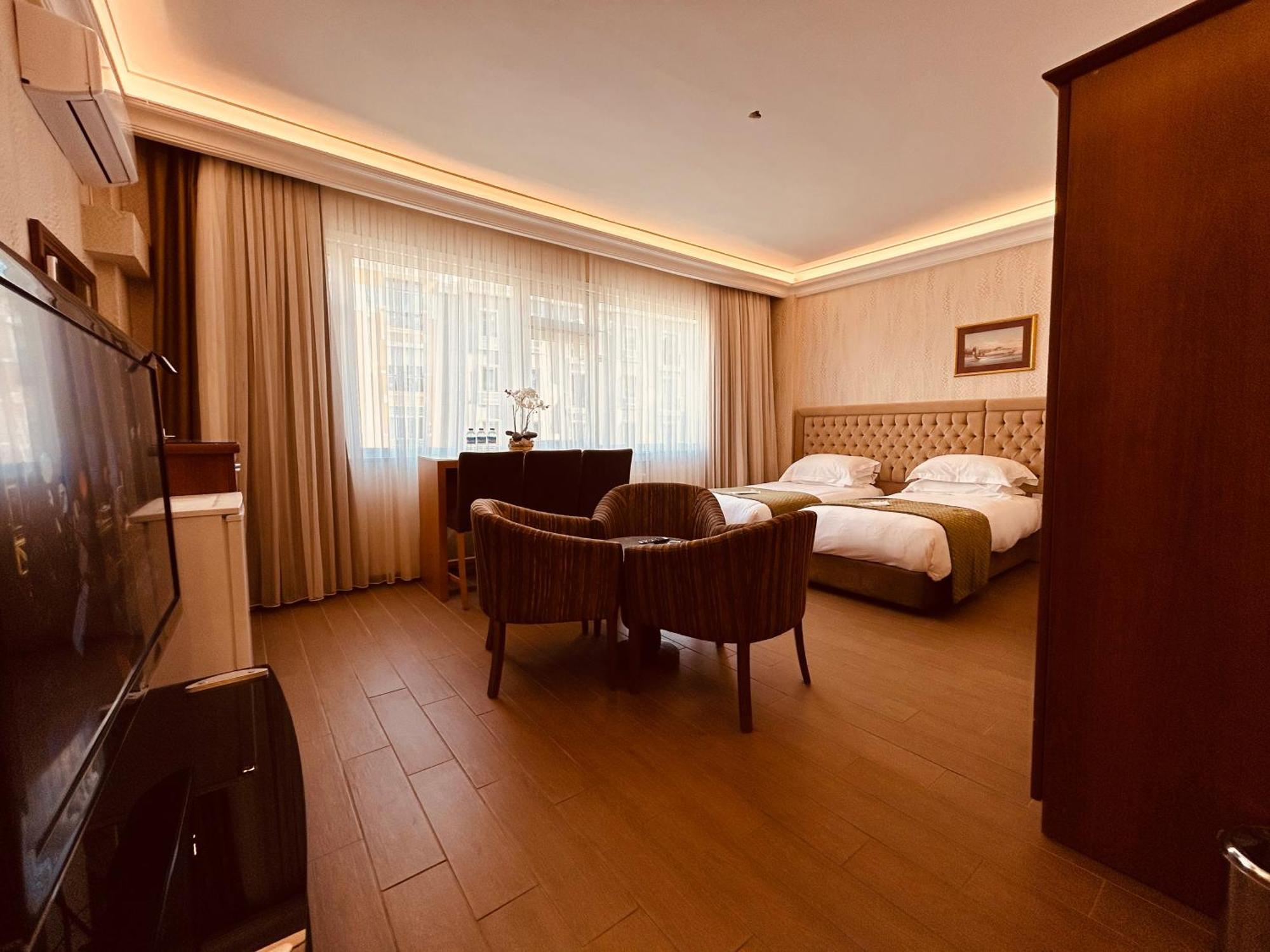 Lily Hotel *