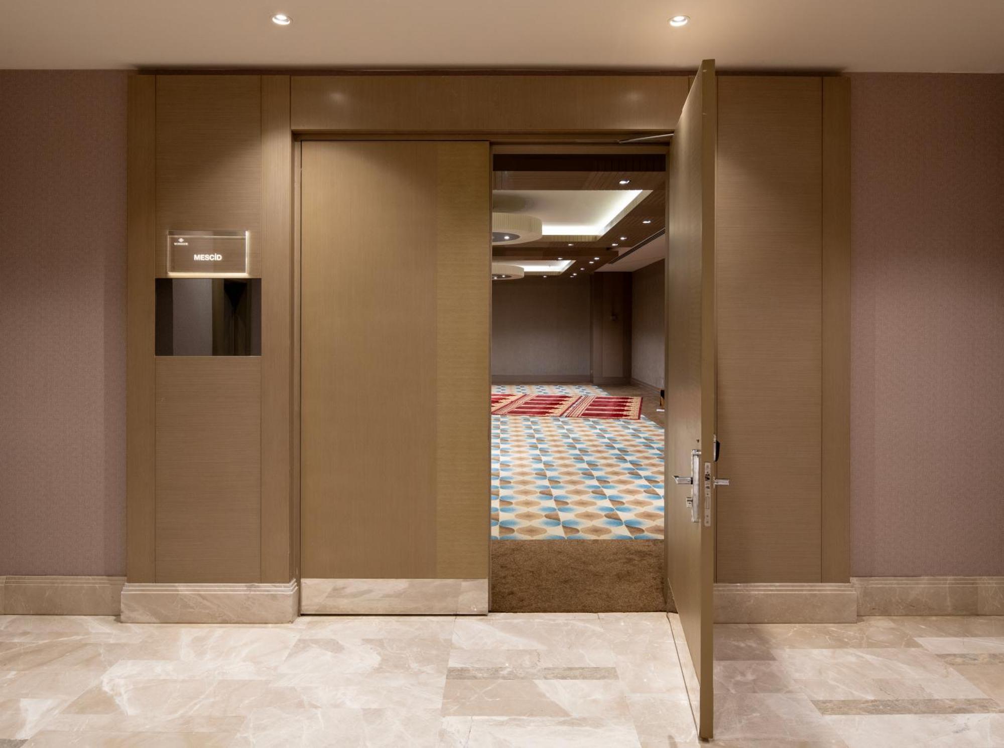 Windsor & Convention Center Hotel 5*