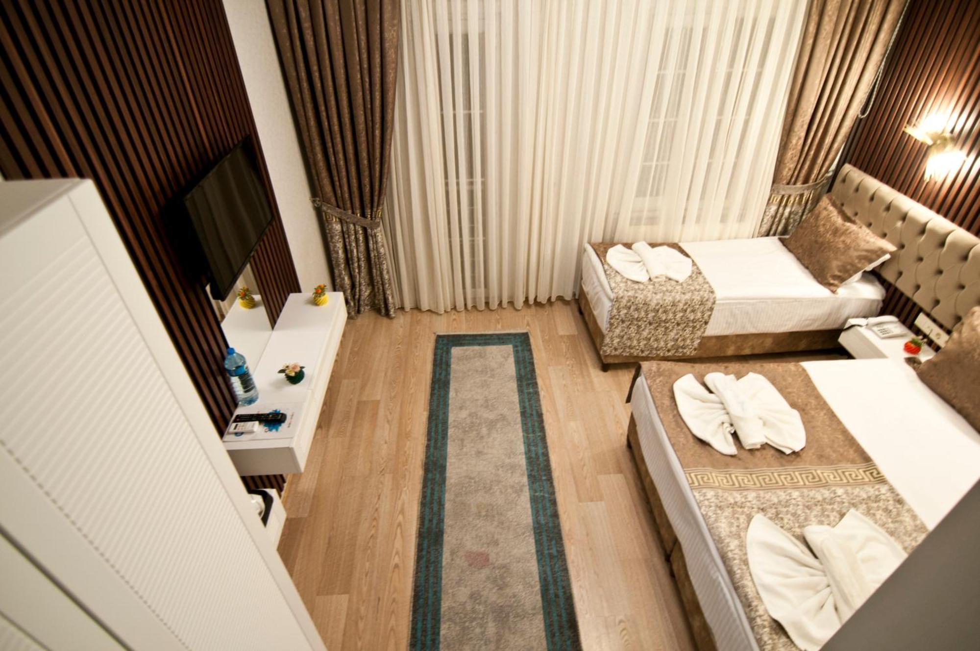 Broken Column Hotel 4*