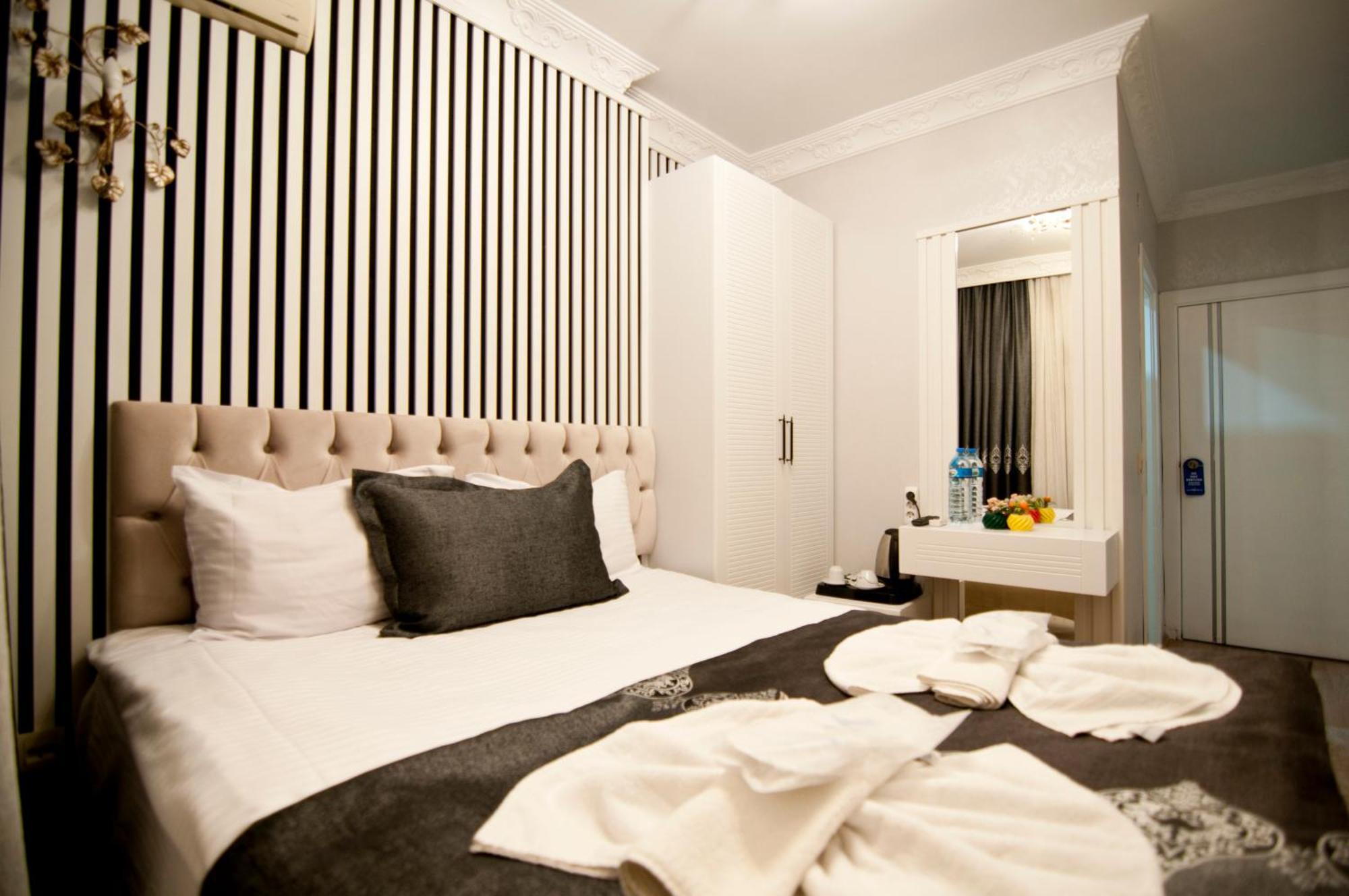 Broken Column Hotel 4*