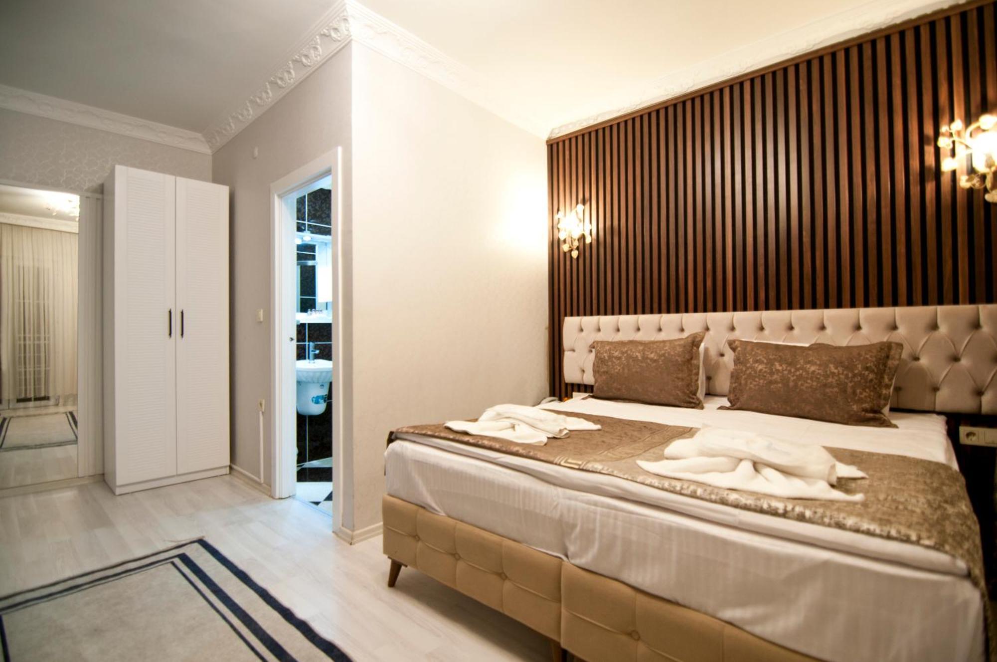 Broken Column Hotel 4*