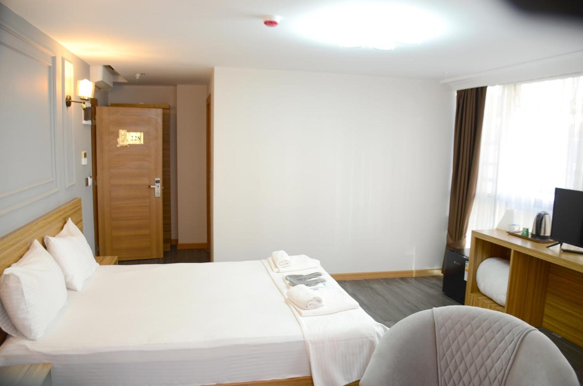 Waves Hotel *