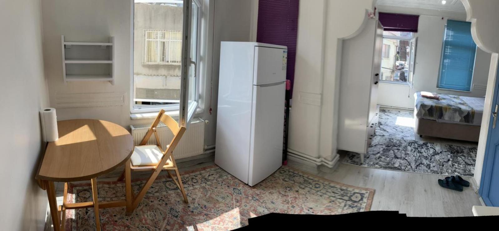 Yellow House Apartment *