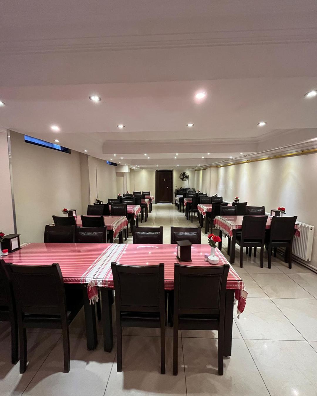 Otel Red White