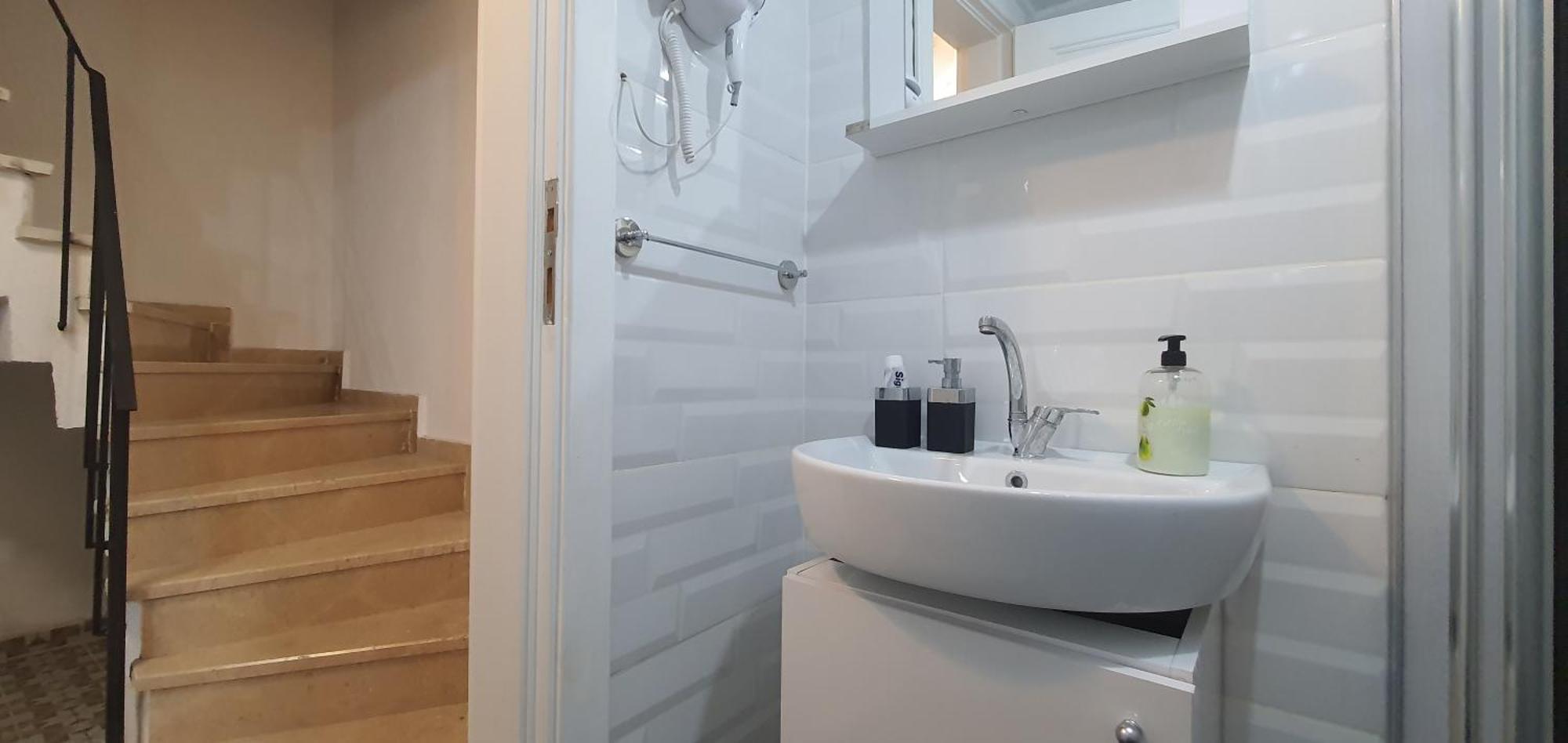 Modern - Affordable - Spacious At Center Apartment *