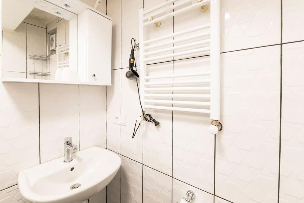 Beautiful 1 Bedroom Apt. W/ac 400 Meters Taksim Square Apartamento