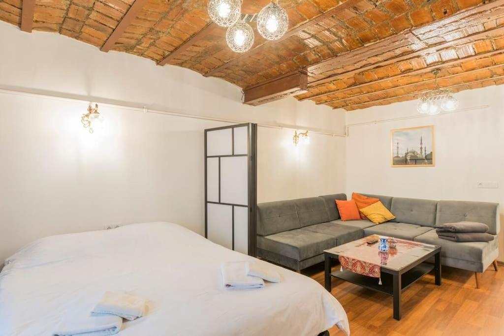 Beautiful 1 Bedroom Apt. W/ac 400 Meters Taksim Square *