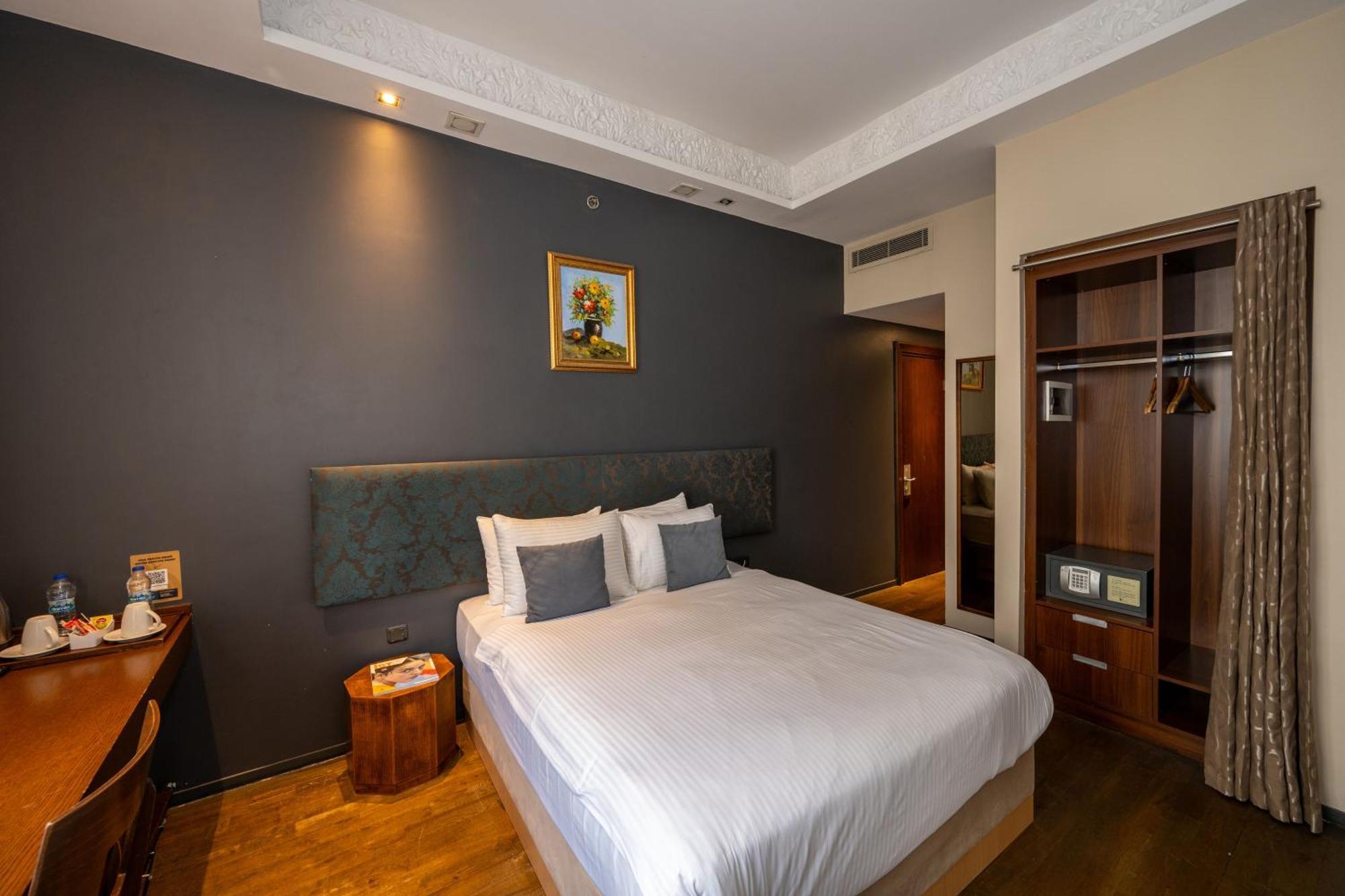 Hotel Pera Tulip & 4*