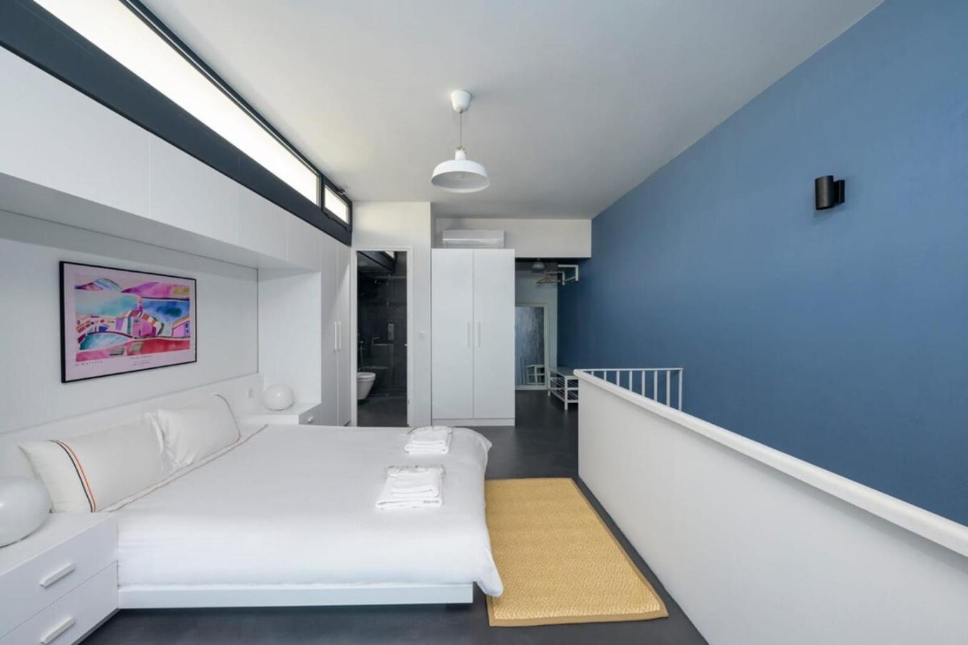 Hotel Bright Modern Design New Duplex Loft Patio! #145 *