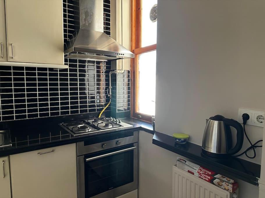 Apartment 2br, 2ba 3rd Floor Of Historical Building, Galata Istanbul