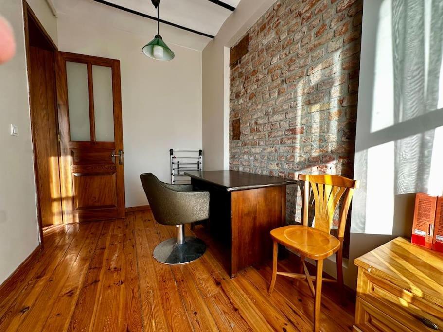 Apartment 2br, 2ba 3rd Floor Of Historical Building, Galata Istanbul
