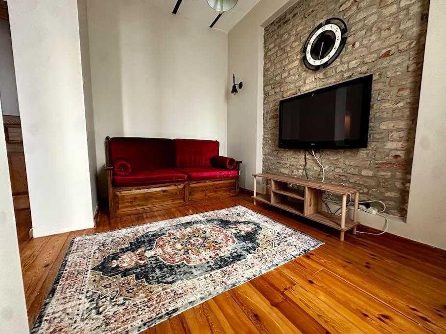 2br, 2ba 3rd Floor Of Historical Building, Galata Apartment *