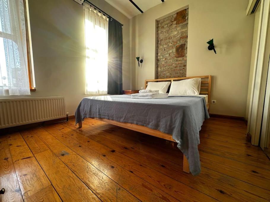 2br, 2ba 3rd Floor Of Historical Building, Galata